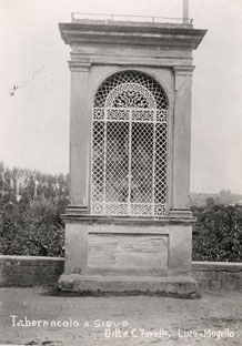 Il Tabernacolo a edicola posto in via Brocchi. Anno 1910 c. (Foto G. Ungania)